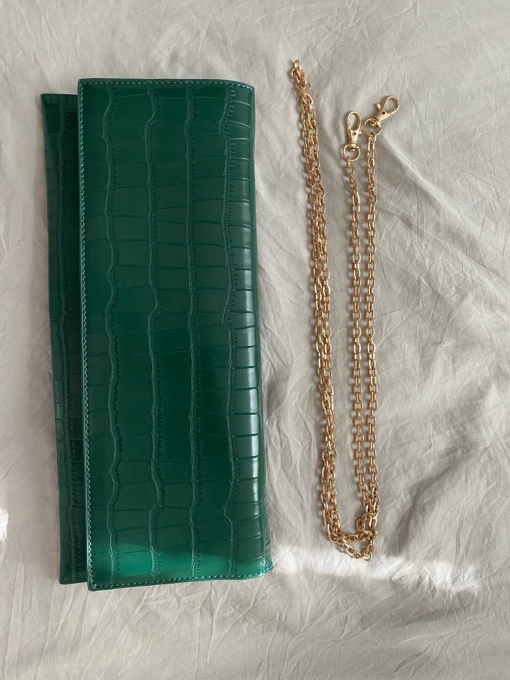 Dark green clutch with good chain that detaches.